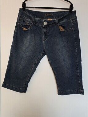 Flavour by Bubblegum - (Plus-Size) Y2K Blue Denim Capri Jeans With Pockets